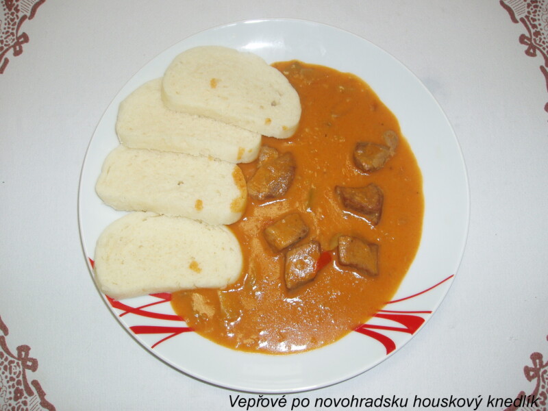 Vepřové po novohradsku houskový knedlík